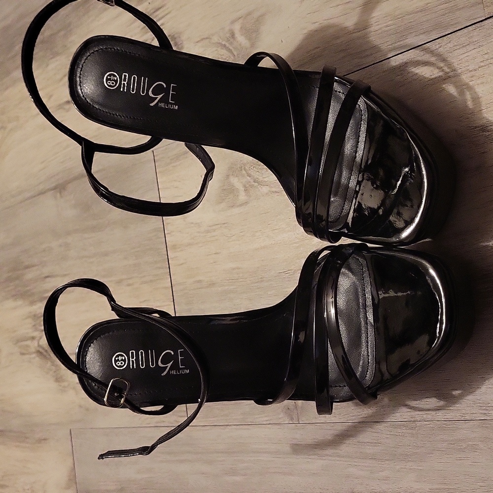 Rouge black patent heels